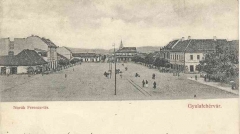 A Novák Ferenc tér egykor háttérben a templommal