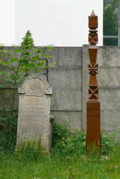 Kopjafa a templomkertben Furka János fizikus emlékére